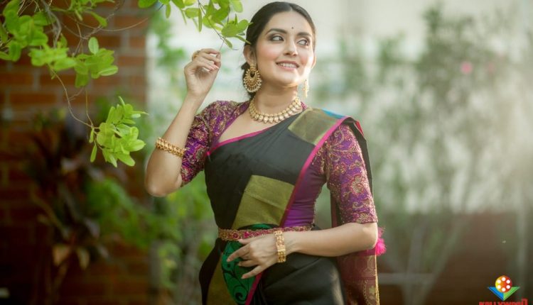 Mahima Nambiar Stills (9)
